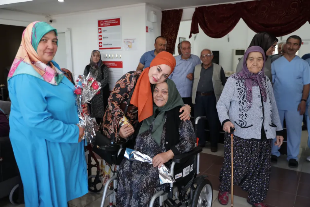Vali Kumbuzoğlu’nun eşi Canan Kumbuzoğlu’ndan huzurevine ziyaret