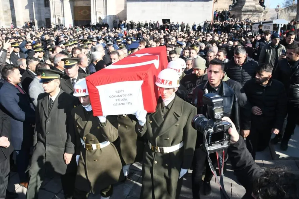 Şehidimiz binlerce kişi tarafından son yolculuğuna uğurlandı