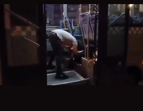 Özel halk otobüsünde bıçaklı saldırıda öldürüldü; olay kamerada