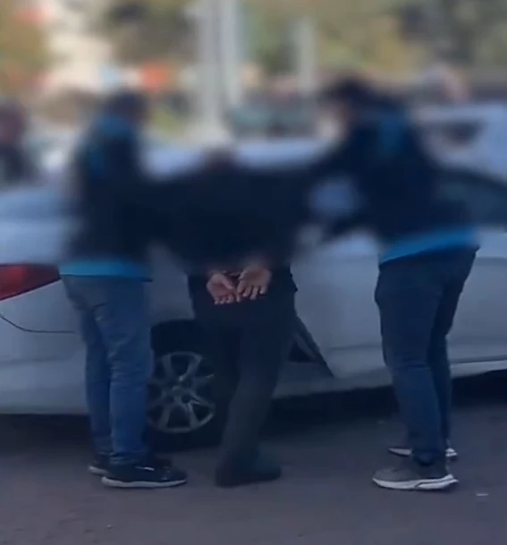 Kendisini polis olarak tanıtarak girdiği evden hırsızlık yapan şüpheliye tutuklama
