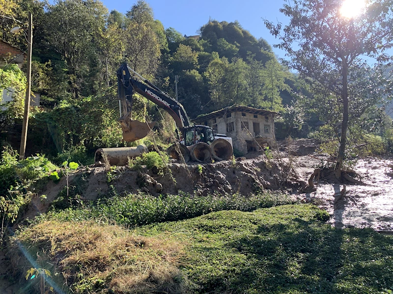 Rize’de sel ve heyelan gitti, çamur kaldı