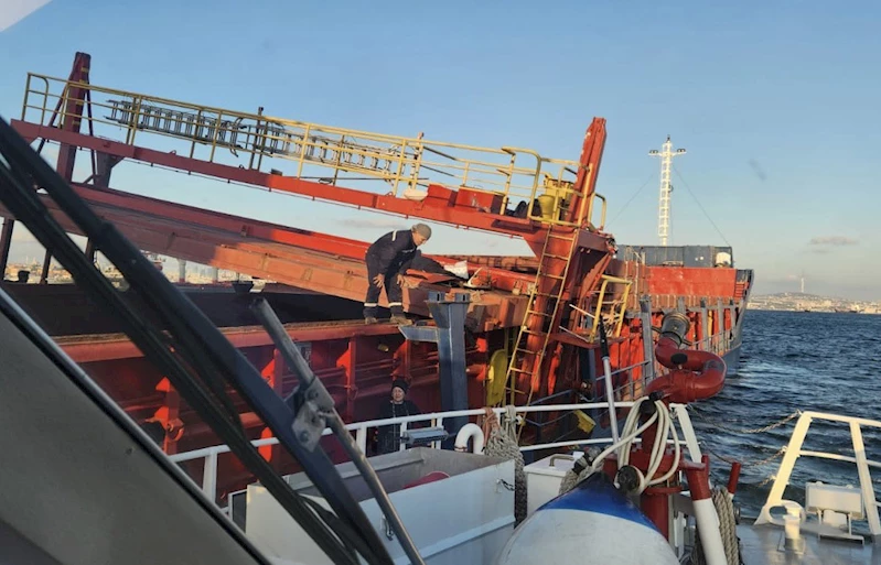 İstanbul- Ahırhapı açıklarında gemideki vinç devrildi: 3 yaralı -1