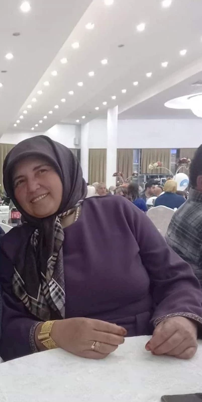 Kamyonetle geri manevra yapan eşinin çarptığı kadın hayatını kaybetti
