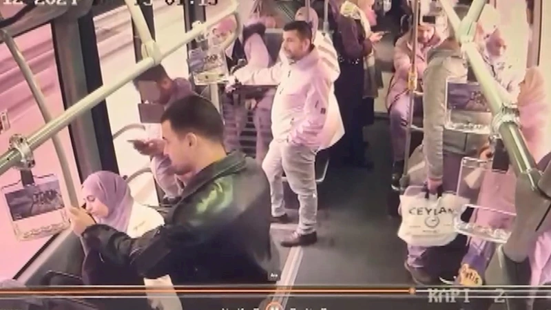 İstanbul - Rögar kapağı metrobüsün camını kırmıştı; yolcunun düştüğü anlar kamerada- 3 / Arşiv görüntüyle geniş haber 