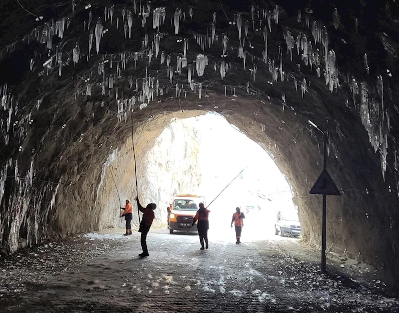 ERZİNCAN 7 kilometrelik taş yoldaki tüneller buz sarkıtlarıyla doldu (VİDEO EKLENDİ) 