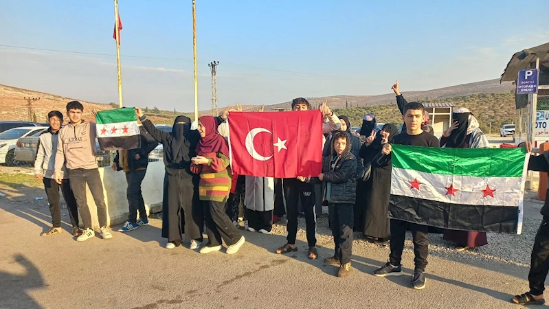 Cilvegözü Gümrük Kapısı’nda kutlama; ‘Artık özgürüz, herkes vatanına dönsün’