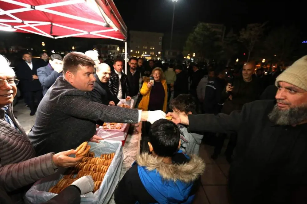 Aksaray Belediyesi, vatandaşlara kandil simidi ikram etti 