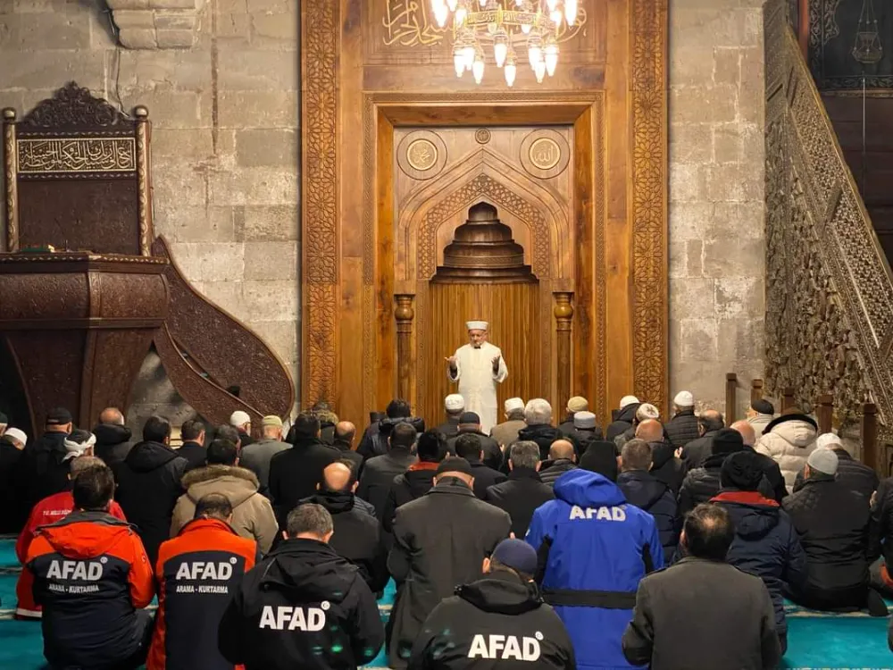 Depremde hayatını kaybeden vatandaşlarımız için sabah namazında eller semaya açıldı