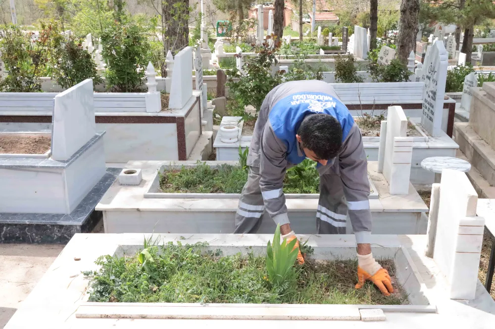 Mezarlıklarda bayram hazırlığı başladı 