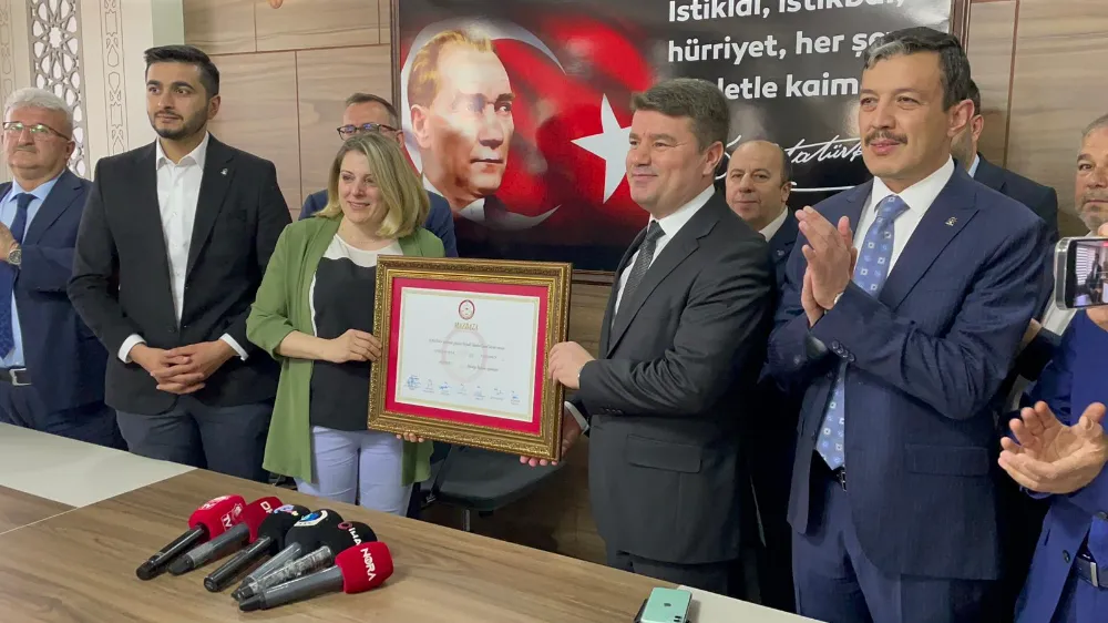 Belediye Başkanı Evren Dinçer mazbatasını aldı 