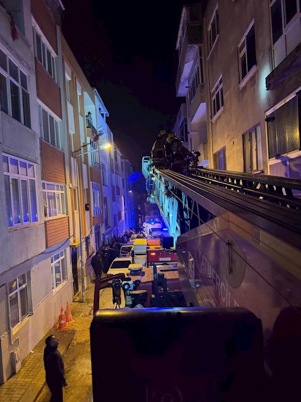 BALIKESİR - 4 katlı binada çıkan yangında 1 kişi öldü, 3