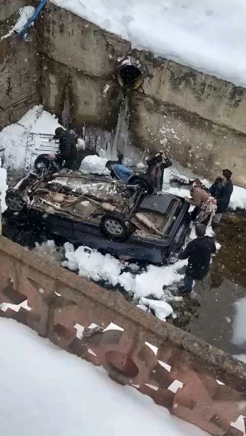 Dereye uçan otomobilde can pazarı; kurtarma anları kamerada