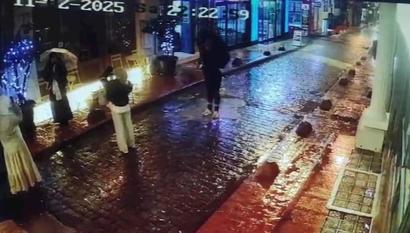 İstanbul - Taksim’de arkadaşının fotoğrafını çeken turist kapkaça uğradı; o anlar kamerada / Ek görüntüyle 