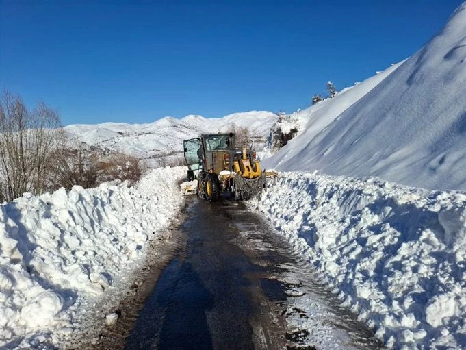 Elazığ’da, 4 köy yolu kardan kapandı