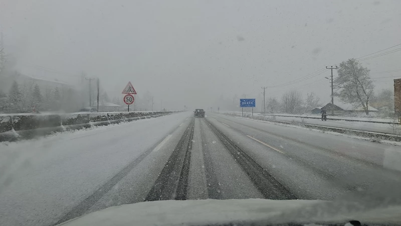 Düzce’de kar yağışı nedeniyle trafik aksadı