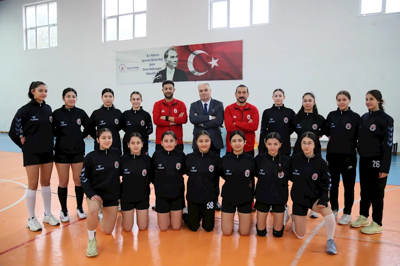 Ortaokul sonrası aynı liseye geçip, hentbolda 4