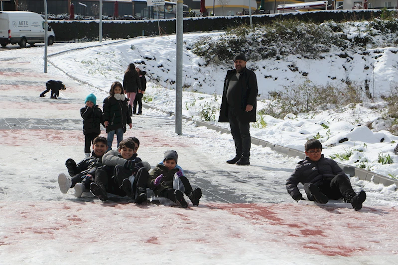Samsun’da çocuklar, tatili fırsata çevirdi; kar topu oynayıp, kardan adam yaptılar