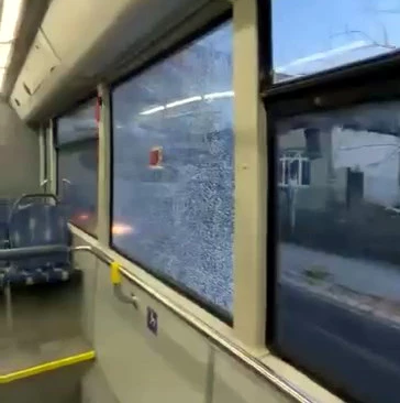 İstanbul - Avcılar’da içine taş koydukları kar toplarını İETT otobüsüne atıp camları kırdılar