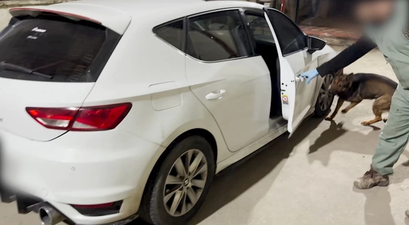 Otomobilin koltuğunun altına gizlemiş metamfetamini 
