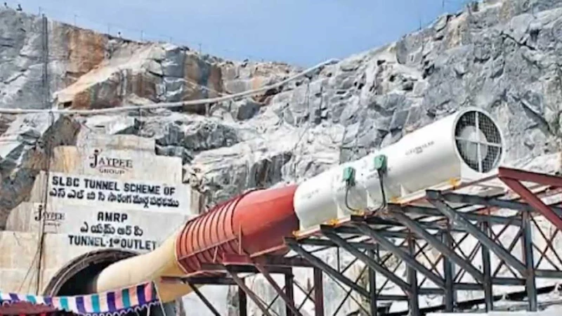 Hindistan’da tünel çöktü