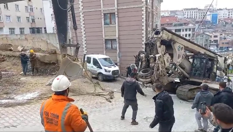 İstanbul - Kağıthane’de fore kazık makinesini çeken halat koptu: 1