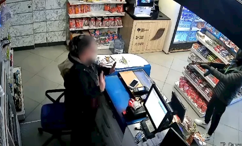 Uzun namlulu oyuncak silahla soygun anı kamerada