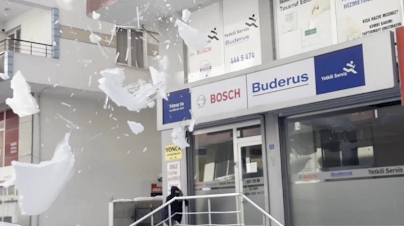 Çatıdan düşen kar kütlesinin altında kalmaktan son anda kurtuldu