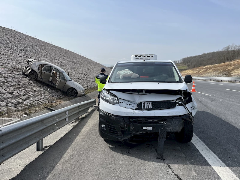 Minibüsün çarptığı otomobil, yoldan çıktı; 2 yaralı