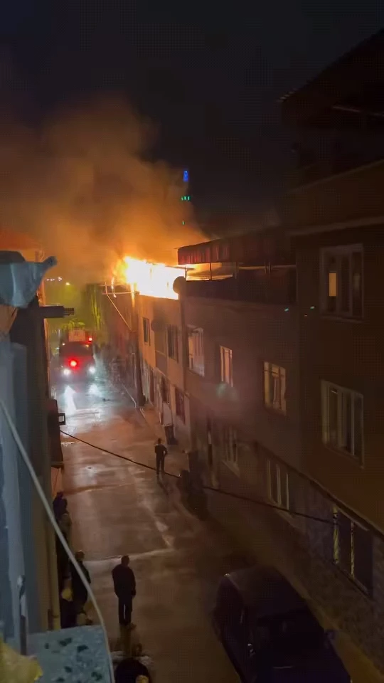 Çatı katında çıkan yangın enerji nakil hattına sıçradı ; 1 kişi dumandan etkilendi 