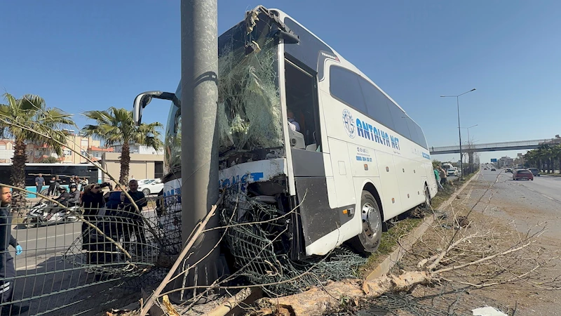 Antalya - Direksiyonu kilitlenen yolcu otobüsü refüje çıktı /Video eklendi 