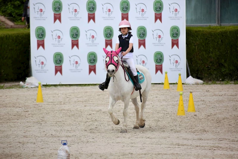 Olimpiyatları izlerken gördüğü pony biniciliğinde Türkiye şampiyonu oldu