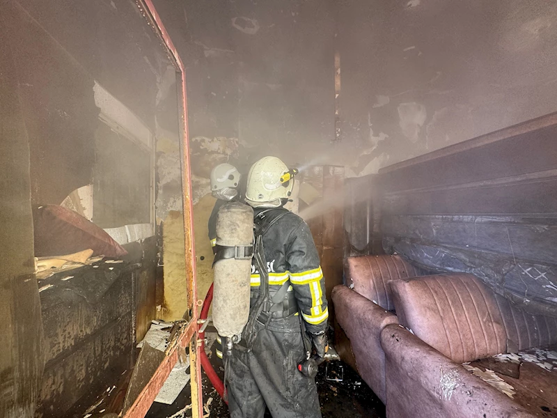 İkinci el eşya satan iş yerinde çıkan yangını itfaiye söndürdü