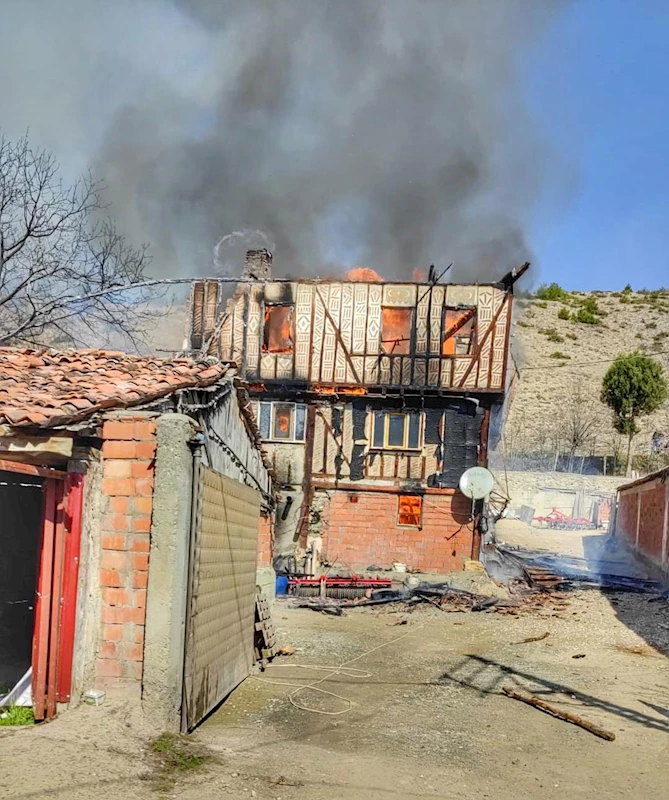 Yangında 2 ev kullanılamaz hale geldi