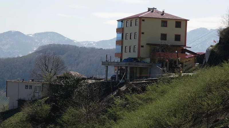5 katlı apartman önündeki beton yol heyelanla çöktü 