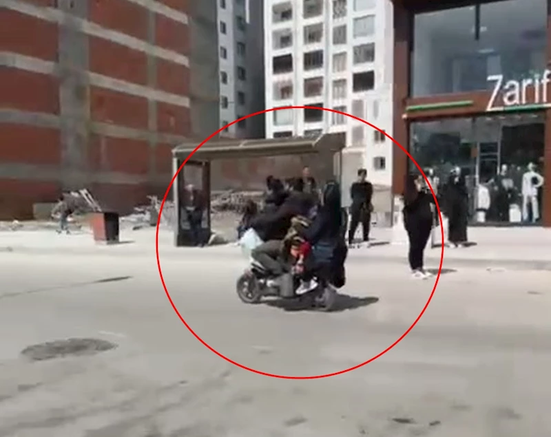 Motosiklette 3’ü çocuk 5 kişinin tehlikeli yolculuğu kamerada
