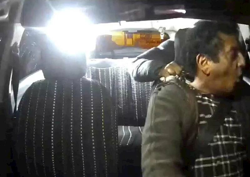 İzmir - Müşteri olarak bindiği takside şoförün parasını gasbetti; o anlar kamerada /Video eklendi 