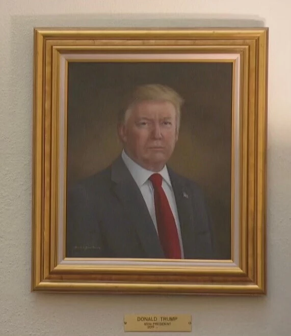 Trump, beğenmediği portresinin kaldırılmasını talep etti