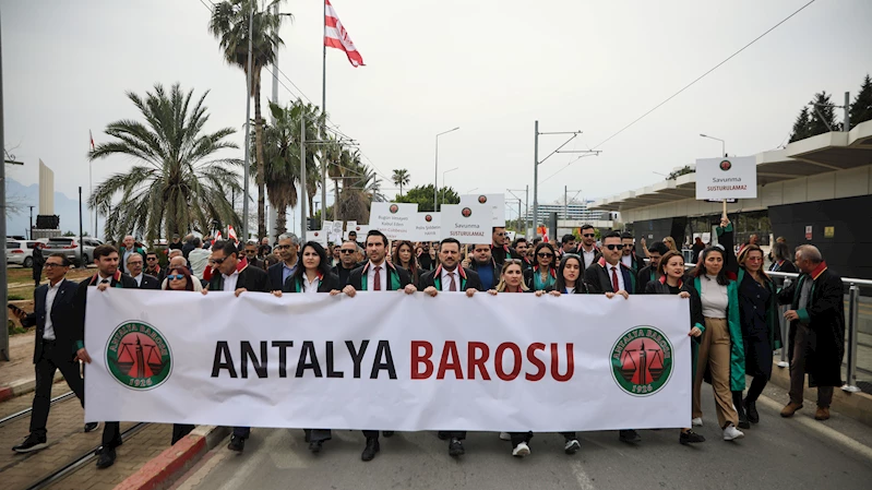 Avukatlardan cübbeleriyle 