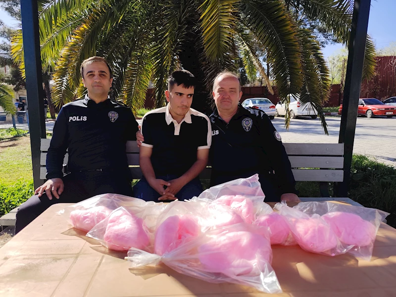 Nevruz etkinliğinde engelli satıcının pamuk şekerlerini alıp dağıtan polisler DHA’ya konuştu