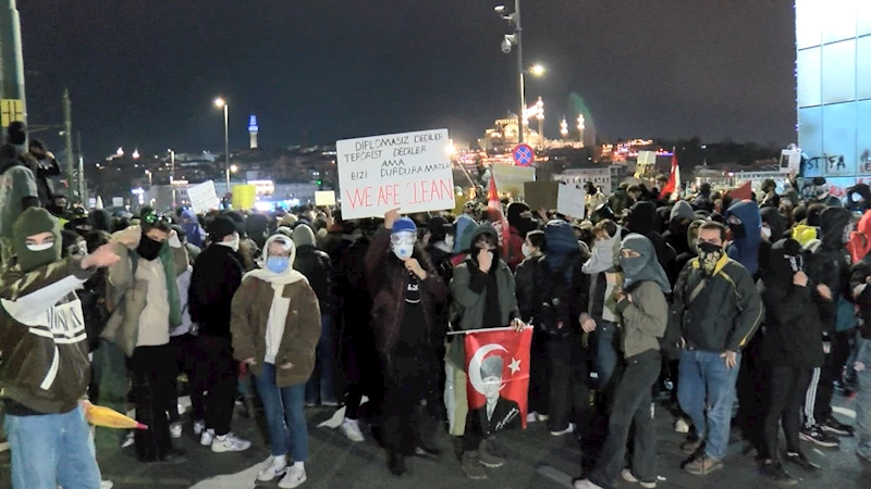 İstanbul - Galata Köprüsü’nde oturma eylemi yapan grup dağıldı
