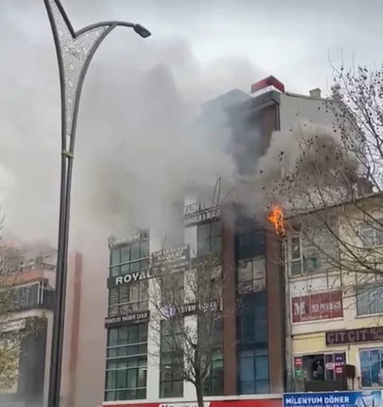 Baca temizliği yapılan döner dükkanında çıkan yangın, çatıyı kapladı