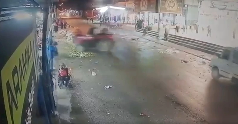 Ehliyetsiz sürücünün kullandığı traktör, mağazaya girdi; kaza kamerada
