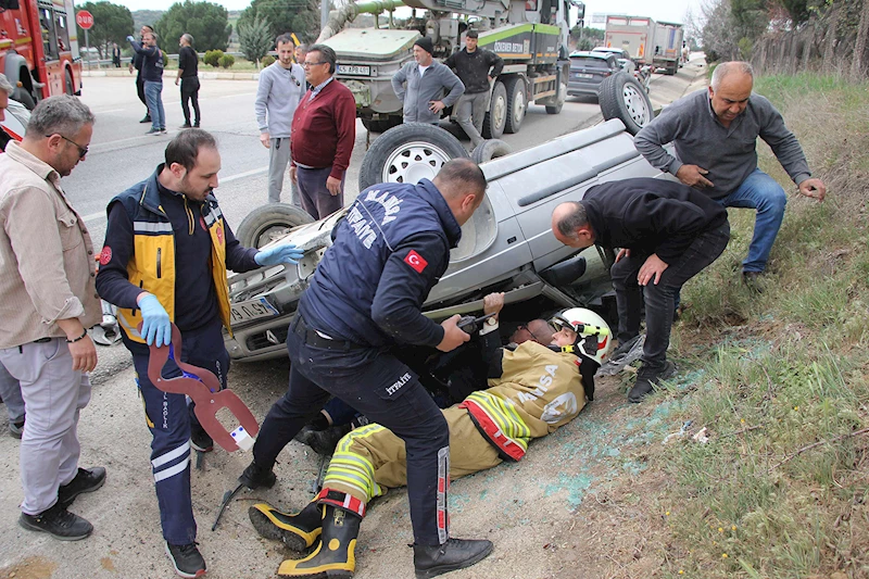Kamyona çarpmamak için sürücüsünün manevra yaptığı otomobil takla attı: 2 yaralı