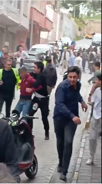 Tekmeli yumrulu park yeri kavgası kamerada