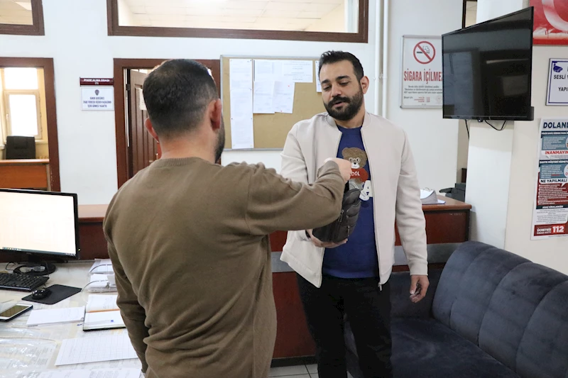 Yol kenarında bulduğu 300 bin TL’lik ziynet eşyası ve çek dolu çantayı sahibine teslim etti