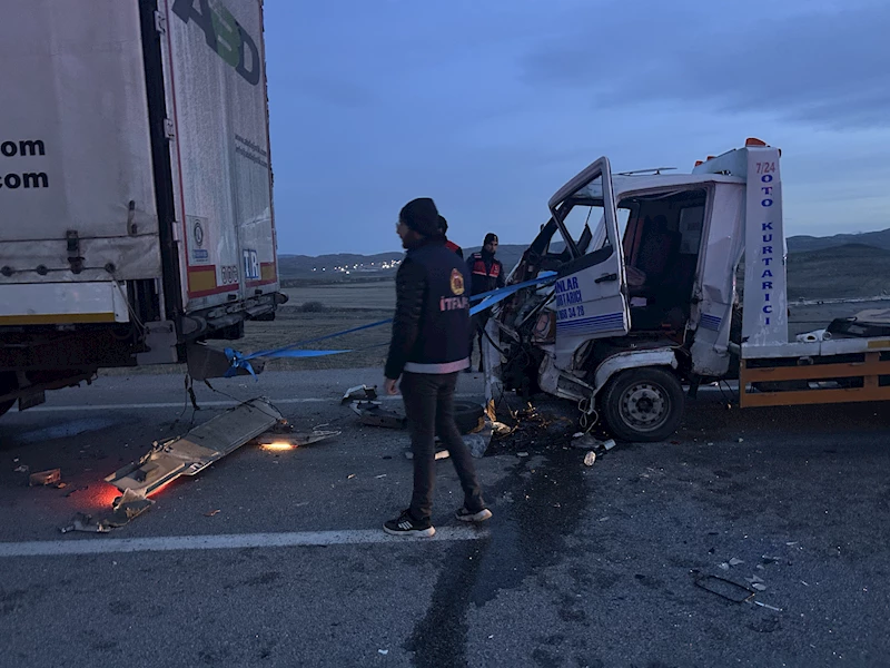Devrilen traktörün sürücüsüne yardım için duran TIR