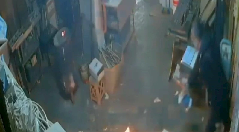 İstanbul - Sultangazi’de sobaya dökülen tiner parladı