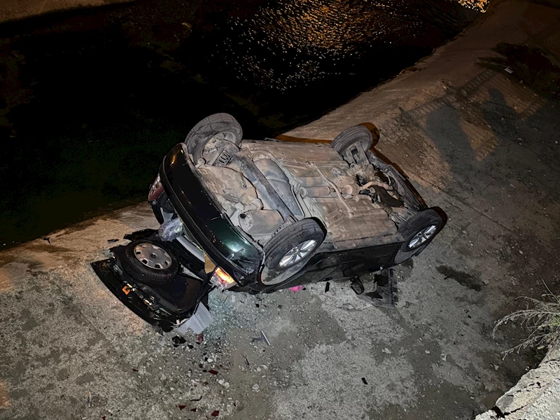 Geri kayan otomobil, dere yatağına uçtu: 2 yaralı