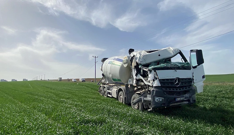 Beton mikseri, direğe çarpıp tarlaya girdi: sürücü yaralı