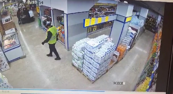 İstanbul - İki ayrı markette kasiyerleri gasbeden şüpheli yakalandı; polise 